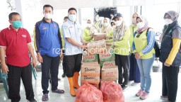 Misi Kemanusiaan, Ning Sasha Serahkan Bantuan Sembako dan Peralatan Dapur di Posko Pengungsian Erupsi Semeru