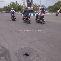 Jalan di Tengah Kota Ponorogo Berlubang Disambati Warga