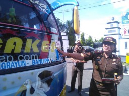 Peringatan Hari Anti Korupsi, Kejari Ponorogo Bagi-Bagi Stiker di Jalanan