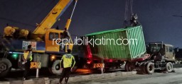 Tak Mampu Naik Flyover Trosobo Taman, Truk Trailer Merosot Nyantol Median Jalan