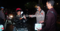 Jelang Libur Nataru, Polresta Sidoarjo Gencar Bagi-Bagi Masker Kepada Para Pengendara
