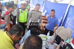 Sopir dan Kondektur Bus Terminal Bungurasih Dites Urine dan Uji Kesehatan
