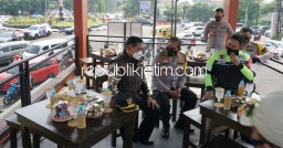 Silahkan Pengendara Ngopi Sejenak di Pos Pelayanan Nataru Polresta Sidoarjo Berkonsep Cafe Milenial