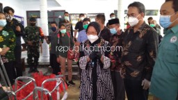 Kunjungan Perdana Risma Jadi Mensos RI, Bantu Warga Berkebutuhan Khusus di Dua Kampung Idiot di Ponorogo
