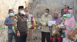 Pj Bupati Sidoarjo Serahkan Bantuan untuk Korban Kebakaran Rumah di Sarirogo