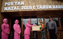 Bagi Bingkisan, Ketua Bhayangkari Sidoarjo Peduli Personel Pengamanan Nataru