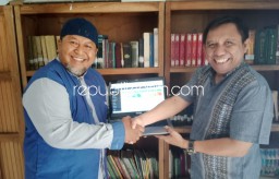Abdimas Umsida Serahkan Seperangkat Digitalisasi Mini Library untuk PRM Suko Sidoarjo