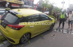 Sopir Ngantuk, Mobil Yaris Jumping Nyantol Median Jalan di JL Pahlawan Sidoarjo