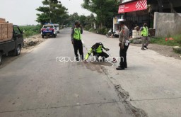 Hendak Mendahului, Siswi Pengendara Motor Boncengan 3 Terjatuh Seorang Tewas Terlindas Truk Fuso di Krembung