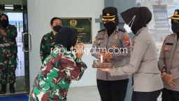 Polwan Polresta Sidoarjo Beri Kejutan Kue saat HUT Kowal Ke 59