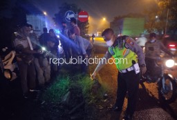 Jumping Media Jalan, 2 Pelajar Pengendara Motor Tertabrak Truk Tronton di Sidorejo Krian, 1 Tewas 1 Terluka