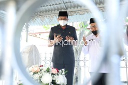 Rangkaian Hari Jadi Sidoarjo ke 163, Gus Muhdlor Ziarah ke Makam Para Pendahulunya