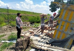 Ban Gembos, Truk Gandeng Muatan Semen Terguling di Ketapang Tanggulangin