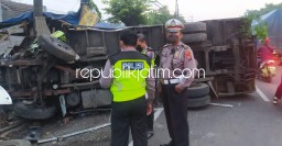 Sopir Ngantuk Tabrak Tiang Listrik, Truk Box Muatan Daging Terguling di Trosobo Taman