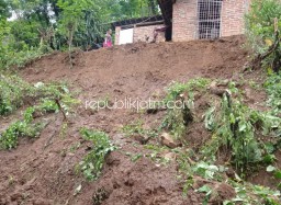 Empat Rumah Warga Ponorogo Tertimpa Longsor, Satu Pondasi Rumah di Bibir Tebing