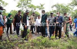 Kembalikan Fungsi PSU, Gus Muhdlor dan Warga Bersihkan Fasum di JL Taman Pinang Indah Sidoarjo