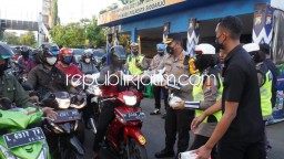 Beri Layanan Vaksin Booster di Perbatasan Surabaya - Sidoarjo Sambil Bagi-Bagi Takjil untuk Pengendara