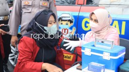 Kejar Target, Usai Demo Aktivis Mahasiswa Umsida Ikuti Layanan Vaksinasi Booster Polresta Sidoarjo