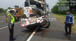 Sopir Ngantuk, Truk Tronton Disuruduk Truk Tronton Pengangkut Alat Berat Ringsek di Tol Sidoarjo