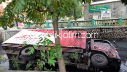 Hindari Motor, Truk Box Ekspedisi Ternama Terjungkal dan Terbalik Masuk Sungai Depan SDN Trosobo 2 Taman