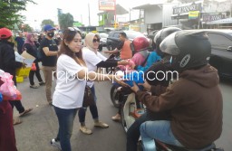 Hanya Dalam Hitungan Menit, Ribuan Paket Takjil Ludes Dibagikan IKA Smanivda di Perempatan Pilang