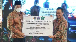 Wabup Terima 63 Sertifikat Aset Pemda dan Serahkan Hibah Anggaran Pola Trijuang Sukseskan di Sidoarjo
