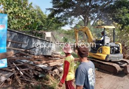 Dinas PU Jatim Robohkan Bangunan Liar di Sempadan Sungai Sekunder Wilangan di Jetis Ponorogo