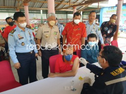 Gelar Vaksinasi Booster kepada 900 Narapidana Lapas Porong Gandeng BNNP Jatim