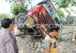 Truk Kontainer Terguling Timpa Pipa Gas di Samping Pos Polisi Balongbendo, Warga Khawatir Bocor