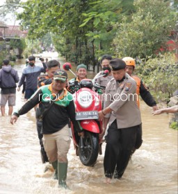 Empat Kecamatan di Ponorogo Diterjang Banjir, Polisi Distribusikan Sembako dan Nasi Bungkus