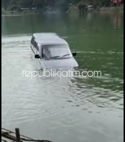 Ditinggal Penumpang Makan, Mobil Kijang Wisatawan Asal Karanganyar Terjun Bebas Tenggelam di Telaga Ngebel