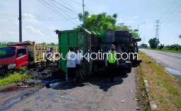 Sopir Ngantuk Dump Truk Tabrak Median Jalan, Terguling di JL Raya Arteri Porong