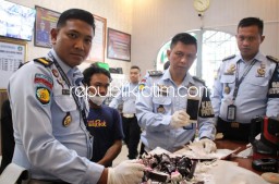 Petugas Gagalkan Penyelundupan Smart Phone dalam Kue Tart untuk Napi Narkoba di Lapas Banyuwangi