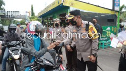 Operasi Patuh Semeru di Sidoarjo, Pengendara yang Tertib Berlalu Lintas Dapat Hadiah Bunga dan Coklat