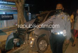 Sopir Ngantuk, Daihatsu Xenia Angkut Delapan Anak-Anak Tabrak Pohon di JL Raya Wilayut Sukodono
