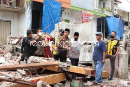Kemudikan Eskavator Gus Muhdlor Bongkar 40 Rumah dan Bangunan, Target FR Tuntas Tembus Lingkar Timur