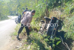 Sopir Panik di Jalur Tikungan Menurun di Ponorogo, Mobil Pikup Muat 5.000 Butir Telur Terbalik Masuk Parit
