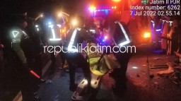 Pulang dari Bali, Bus Asal Klaten Seruduk Truk Tronton Pengangkut Galon Air Mineral di Tol Sidoarjo Kenek Tewas