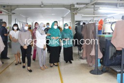 Ibu-Ibu Istri Pejabat Sidoarjo Sobo Pabrik Sosialisasikan GP2SP di PT Ecco Indonesia