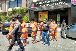 Belasan Pendekar Pengeroyok 3 Pemuda di Sidoarjo Diringkus Polisi Sidoarjo Bersama Sejumlah Sajam