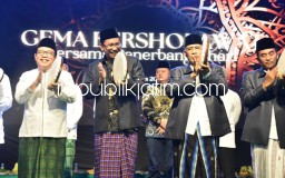 Ribuan Penerbang Ishari Bershalawat di Parkir Timur GOR, Gus Muhdlor Bangga Jamaah Naik Dua Kali Lipat