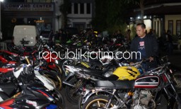 Terlibat Balap Liar, Ratusan Pelajar Bersama Motornya Digiring Ke Polres Ponorogo 60 Unit Disanksi Tilang