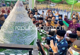 Gunungan Tumpeng Klepon Bulang Raksasa Jadi Rebutan Warga Prambon Agar UMKM Turun Temurun ini Tetap Eksis