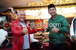 Perkuat Budaya Nusantara, Gus Muhdlor Nonton Wayang Kulit Bareng Warga Kemangsen Balongbendo