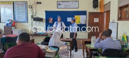 Guru Tamu Asal Jepang Disambut Pemakaian Udeng Pacul Gowang dan Selendang Batik Khas Sidoarjo