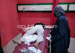 Perempuan Asal Wedoro Klurak Candi Dilarikan Rumah Sakit Usai Tabrak Bemper Depan Truk di JL Raya Lingkar Timur Sidoarjo