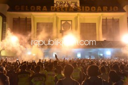 Gus Muhdlor Bersama Deltamania Doa bersama Untuk Korban Tragedi Kanjuruhan di GOR Delta Sidoarjo