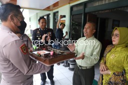 Kapolres Mojokerto Beri Kejutan HUT TNI Ke 77 di Sejumlah Mako TNI