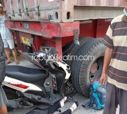 Pengendara Motor Yamaha Mio Terluka Berat Usai Tabrak Truk Kontainer di JL Raya Wedi - Sedati Sidoarjo