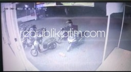 Aksi Dua Komplotan Pencuri Gondok Sepeda di Parkiran Minimarket Kalipecabehan Candi Terekam CCTV